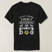 Blijf thuis Drink Bourbon Pet the Dog T-shirt (Design voorkant)