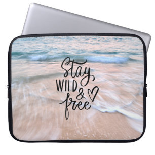 Blijf wild en gratis strandfotografie laptop sleeve