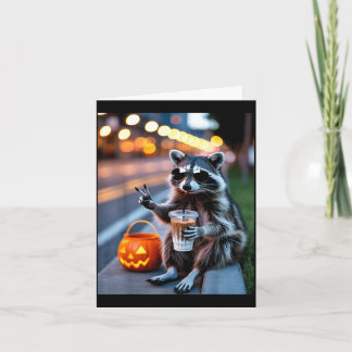 Blijf wild wasbeer drinken ijskoude koffie hallowe kaart