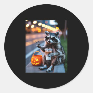 Blijf wilde wasbeer die ijs-koffie drinkt hallowee ronde sticker