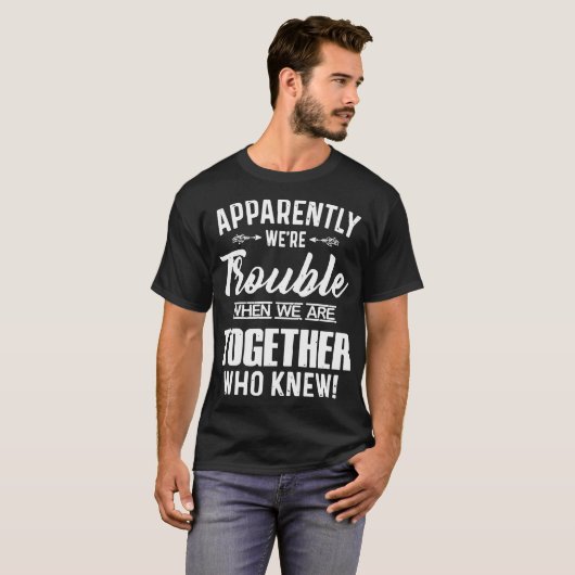 blijkbaar zijn we in moeilijkheden wanneer we same t-shirt (Voorkant volledig)