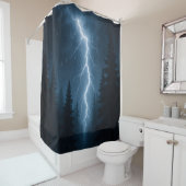 Bliksem slaat 's nachts door bos douchegordijn (In situ)