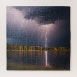 Blikseminslag op meer in herfst papiergewicht legpuzzel