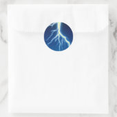 Bliksemschicht boven blauwe achtergrond ronde sticker (Tas)