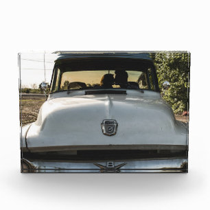 Bloc de photo de voiture vintage et couple s'embra