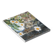 Bloc-note A white and blue pot of wild daisies on a shelf (Incliné)