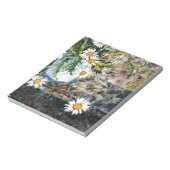 Bloc-note A white and blue pot of wild daisies on a shelf (Tourné)