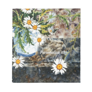 Bloc-note A white and blue pot of wild daisies on a shelf