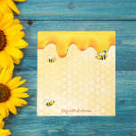 Bloc-note Abeille d'abeille dorée nom de goutte de miel moti<br><div class="desc">Ajoutez un peu de plaisir et d'humour à vos listes de courses d'été ou à votre bureau à domicile! Arrière - plan jaune,  blanc avec un motif abeille et des abeilles joyeux et souriantes. Décoré de miel dégoulinant. Votre nom écrit avec un script de style à la main doré.</div>