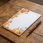 Bloc-note Automne / Automne citrouilles et feuilles<br><div class="desc">Ce bloc-notes sans doublure présente une belle décoration d'inspiration automnale avec des citrouilles peints à la main et des feuilles de chute tourbillonnantes dans des tons oranges chauds. La charmante frontière crée une atmosphère chaleureuse et saisonnière idéale pour écrire des lettres, lire des notes ou organiser des listes de lecture....</div>