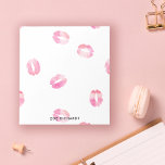 Bloc-note Baisers en aquarelle rose - Nom<br><div class="desc">Bloc-notes chic avec beaucoup de rouge à lèvres rose rempli d'aquarelle. Personnalisez avec votre nom en lettres noires modernes.</div>