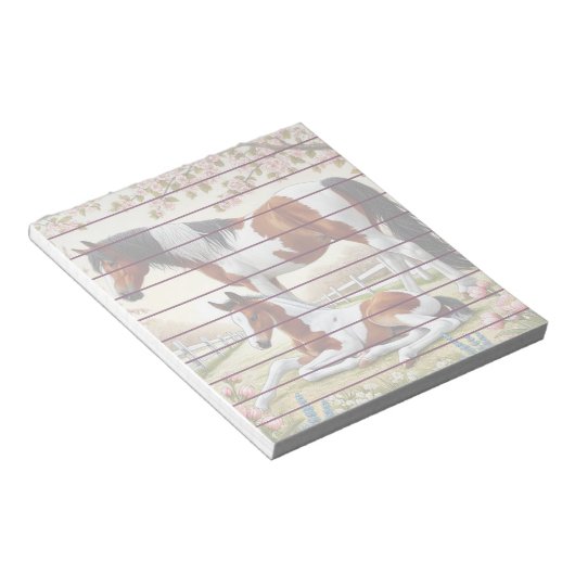 Bloc-note Beau cheval et poulain dans un verger en fleurs (Incliné)