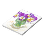 Bloc-note beautiful pansy flowers isolated in a cup (Tourné)
