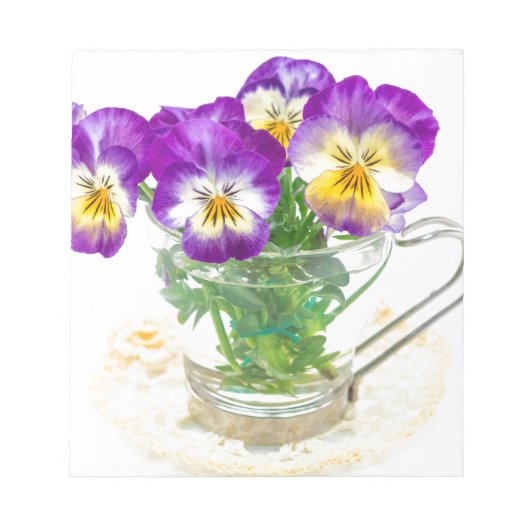 Bloc-note beautiful pansy flowers isolated in a cup (Devant)