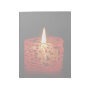 Bloc-note Bougie sur un arrière - plan noir