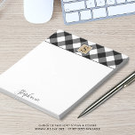 Bloc-note Buffalo Plaid Monogramme Nom du script Noir Blanc<br><div class="desc">Les buffles noirs et blancs de la ferme rustique cochent le bloc-notes avec un monogramme sur le carré marron central personnalisé plus loin avec un nom ou un autre texte personnalisé dans une police de script manuscrite moderne modifiable (ou supprimer l'exemple de texte pour laisser la zone vide). MODIFICATIONS :...</div>