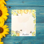 Bloc-note Bumble abeilles miel fleurons jaunes monogramme<br><div class="desc">Des abeilles mignonnes,  des fleurs jaunes et du miel qui dégouline d'un nid d'abeille. Personnalisez et ajoutez un nom. Le nom est écrit en noir avec un script de style moderne écrit à la main.</div>