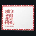 Bloc-note Café, enseigner, grade, répéter professeur de typo<br><div class="desc">Café, enseigner, grade, répéter enseignant moderne coloré de la typographie arc-en-ciel cadeau. Montrez à votre professeur ce cadeau de Noël moderne ou de fin de mandat utile qui vous intéresse. Très important brins et bobs d'enseignant. Avec lettré à la main script fun moderne, et espace pour leur nom et le...</div>