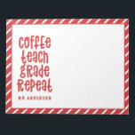 Bloc-note Café, enseigner, grade, répéter professeur de typo<br><div class="desc">Café, enseigner, grade, répéter enseignant moderne coloré de la typographie arc-en-ciel cadeau. Montrez à votre professeur ce cadeau de Noël moderne ou de fin de mandat utile qui vous intéresse. Très important brins et bobs d'enseignant. Avec lettré à la main script fun moderne, et espace pour leur nom et le...</div>