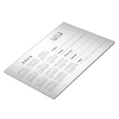 Bloc-note Calendrier 2026 sur fond gris flou avec logo perso (Incliné)