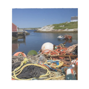 Bloc-note Casiers à homards, bouées et cordes sur le quai à