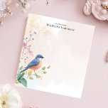 Bloc-note Charming Bluebird Branch Nom personnalisé<br><div class="desc">Apportez la beauté de la nature à l'intérieur avec ce bloc-notes personnalisé et charmant. Un joli dessin d'un bleuet perché sur une branche feuillue, aux fleurs délicates, grace le coin inférieur gauche. L'arrière - plan douce et pastel renforce l'atmosphère sereine. Ajoutez votre texte personnalisé pour faire de ce bloc-notes un...</div>