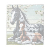 Bloc-note Cheval et poulain reposent au milieu des arbres en (Devant)