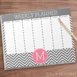 Bloc-note Chevrons gris et rose du planificateur hebdomadair<br><div class="desc">Un design préppant aux couleurs fraîches et joyeuses. Si vous devez ajuster les monogrammes,  cliquez sur le bouton customiser et apporter des modifications.</div>