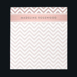 Bloc-note Chic moderne Rose or Chevron Monogrammé<br><div class="desc">Ajoutez un accessoire personnalisé et élégant à votre bureau avec ce bloc-notes moderne et chic. Design dispose d'un motif zig-zag en feuille d'or faux rose rose girly et votre nom ou autre texte customisé dans une simple police de police gris foncé typographie. Ce bloc-notes élégant et tendance en métal fait...</div>