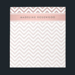 Bloc-note Chic moderne Rose or Chevron Monogrammé<br><div class="desc">Ajoutez un accessoire personnalisé et élégant à votre bureau avec ce bloc-notes moderne et chic. Design dispose d'un motif zig-zag en feuille d'or faux rose rose girly et votre nom ou autre texte customisé dans une simple police de police gris foncé typographie. Ce bloc-notes élégant et tendance en métal fait...</div>