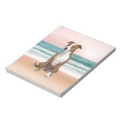 Bloc-note Chien Pitbull mignon assis sur la plage avec couch (Tourné)