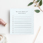 Bloc-note Ciel | Empreinte de léopard Pastel Personnalisé<br><div class="desc">Le bloc-notes personnalisé chic dispose d'un arrière - plan empreinte de léopard en bleu ciel et blanc muet. Personnalisez avec un nom et une ligne supplémentaire de texte personnalisé (avec "choses importantes à faire") en lettres noires modernes. Ce bloc-notes en filigrane dans un motif poster de animal bleu pastel subtil...</div>