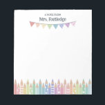 Bloc-note Crayons Pastel Coloré Note De L'Enseignant<br><div class="desc">Note du bloc-notes de l'enseignant de l'école personnalisée avec le nom de l'enseignant au-dessus d'une bannière à bottes pastel multicolores et d'une rangée de crayons colorés, certains en motif, aux couleurs pastel arc-en-ciel. Bloc-notes pour enseignants de jardin d'enfants avec crayons pastel et bannière de drapeau à bouts dans les tons...</div>