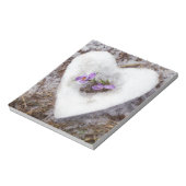 Bloc-note Crocus de printemps dans le coeur de neige photo (Tourné)