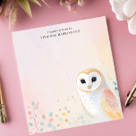 Bloc-note Cute Barn Owl Pastel Feathes Nom personnalisé<br><div class="desc">Ajoutez une touche de douceur à vos notes avec ce bloc-notes personnalisé. Illustration charmante d'une chouette de grange, aux plumes douces et pastel, perchée dans le coin inférieur droit. Le design clair et aéré crée une atmosphère paisible et fantaisiste. Customisez ce bloc-notes avec votre propre texte. Parfait pour les amateurs...</div>