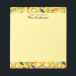 Bloc-note Cute School Books Teacher Desk Jaune 4 x 6<br><div class="desc">Ce bloc-notes pour les enseignants ou les bibliothécaires présente un mignon motif de livres scolaires rouges,  bleus et verts sur un arrière - plan jaune. Le titre "FROM THE DESK OF" a un nom ci-dessous pour personnaliser en écriture manuscrite moderne. De nos coeurs aux vôtres,  amusez-vous !</div>