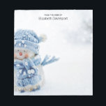 Bloc-note Cute Snowman au photographe de Christmas<br><div class="desc">Un bloc-notes avec une jolie photo d'un petit bonhomme de neige. Debout dehors en hiver avec de la neige qui tombe tout autour. Ce mignon petit gars est habillé en casquette tricoté bleu et foulard. Un peu de bokeh blanc/gris s'enflamme dans l'arrière - plan.</div>