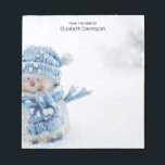 Bloc-note Cute Snowman au photographe de Christmas<br><div class="desc">Un bloc-notes avec une jolie photo d'un petit bonhomme de neige. Debout dehors en hiver avec de la neige qui tombe tout autour. Ce mignon petit gars est habillé en casquette tricoté bleu et foulard. Un peu de bokeh blanc/gris s'enflamme dans l'arrière - plan.</div>