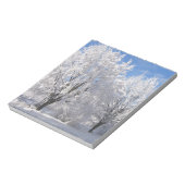 Bloc-note dans la neige, les arbres blancs en hiver (Tourné)