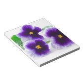 Bloc-note de belles fleurs de pansement isolées sur fond bla (Incliné)