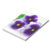 Bloc-note de belles fleurs de pansement isolées sur fond bla (Tourné)