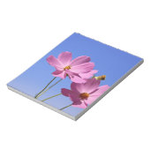 Bloc-note de belles fleurs roses serrant un ciel bleu clair (Tourné)