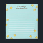 Bloc-note Des Étoiles Brillantes Turquoise Aligné Une Note D<br><div class="desc">Turquoise Une note du bloc-notes de l'enseignant de l'école personnalisée avec le nom de l'enseignant en marron contre un arrière - plan turquoise clair et beaucoup d'étoiles rondes brillantes. Le bloc-notes de l'enseignant à thème étoile d'or en bleu oeuf rouge avec des lignes et le nom de l'enseignant. Bloc-notes personnalisé...</div>