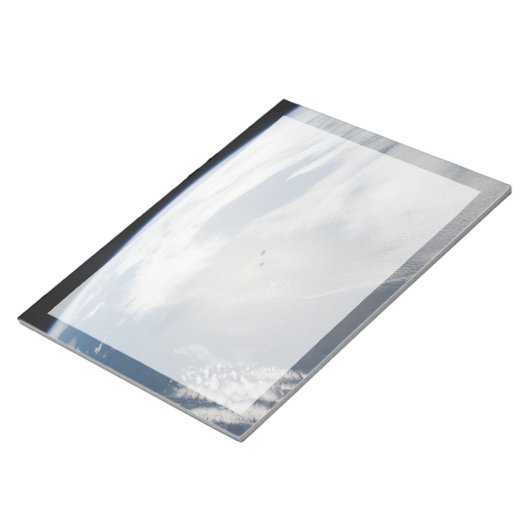 Bloc-note Des Petits Satellites Orbitent Au-Dessus D'Une Par (Incliné)