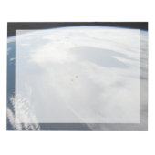 Bloc-note Des Petits Satellites Orbitent Au-Dessus D'Une Par (Devant)