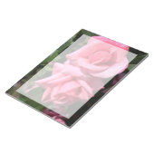 Bloc-note deux fleurs roses roses chaudes. (Incliné)