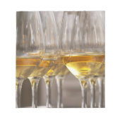 Bloc-note deux rangées de verres de dégustation de vin avec (Devant)