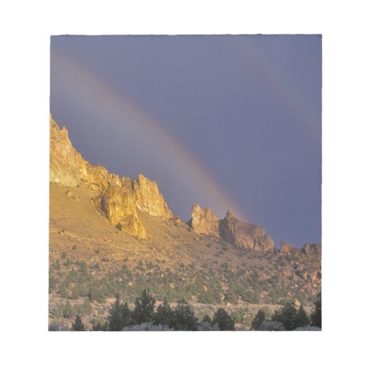 Bloc-note Double arc-en-ciel sur une formation rocheuse près (Devant)