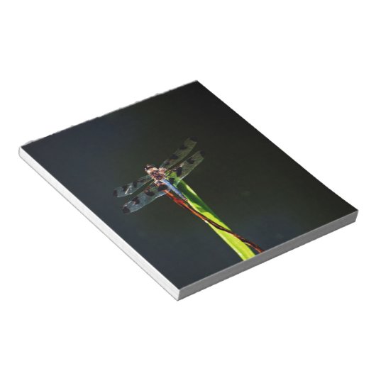 Bloc-note Dragonfly bleu et noir sur gazon vert et rouge (Incliné)