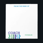 Bloc-note Du Bureau De Coach Masculine Chevron tendance<br><div class="desc">Du Bureau De L'Entraîneur Masculine Chevron Tendance Bloc-Notes Personnalisé. Un cadeau amusant customisé pour votre entraîneur préféré. Personnalisez ces notes dans les tons bleu et vert. Le blues rayé Chevron et les verts sous le mot COACH en bleu foncé est parfait pour un entraîneur de n'importe quel sport. Ordinateurs portables...</div>